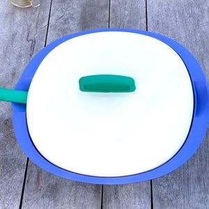 EUC Tupperware service bowl